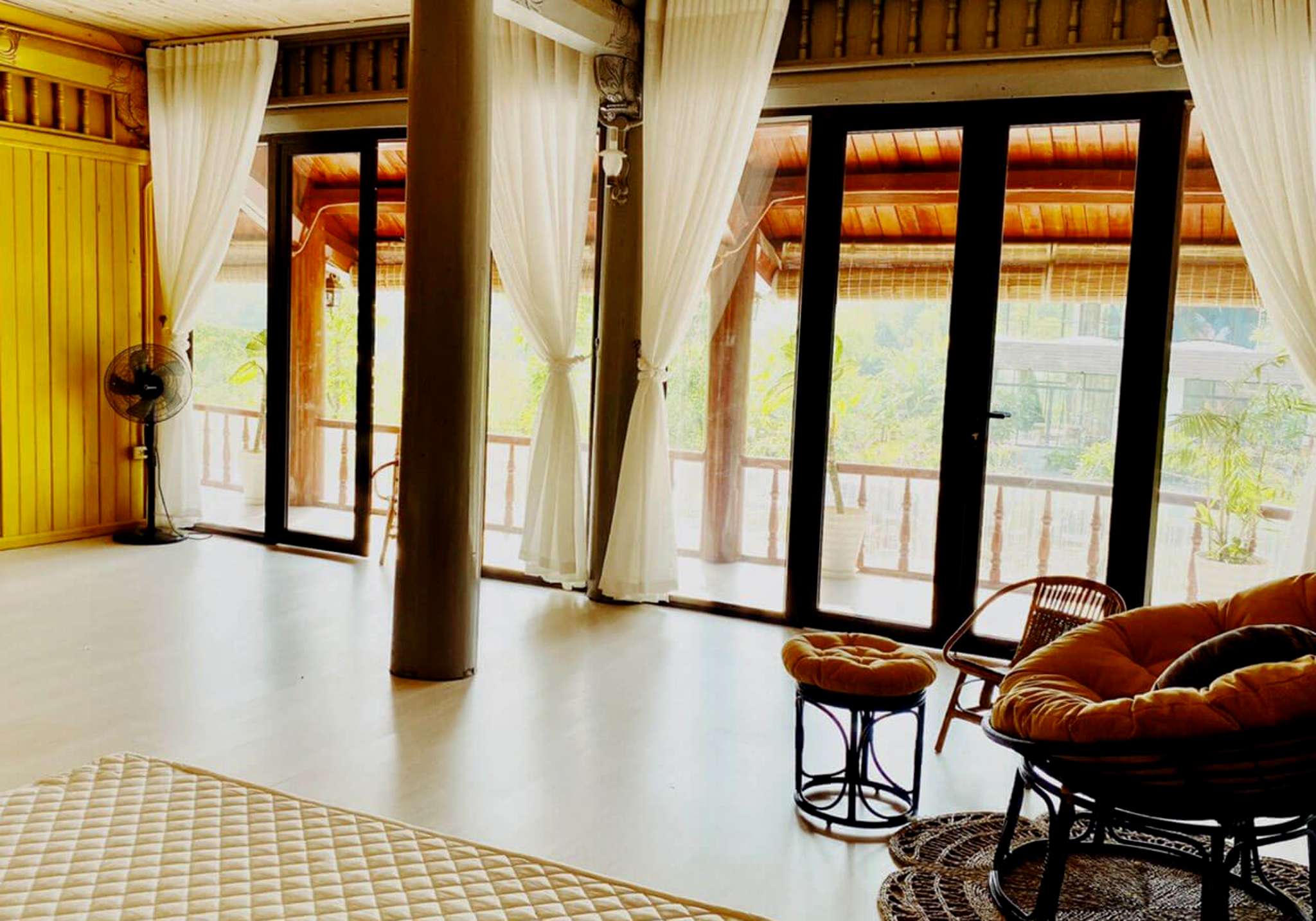 Không gian bên trong Villa mùa thu tại Tula Hardin Homestay Hòa Bình